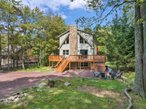 roomy CHALET in Lake harmony - 3 mins WALKING distance to LAKE, BB, JACK FROST Ski mts with LINENS, TOWELS, FIREPIT, HOTTUB, GAMES, GRILL